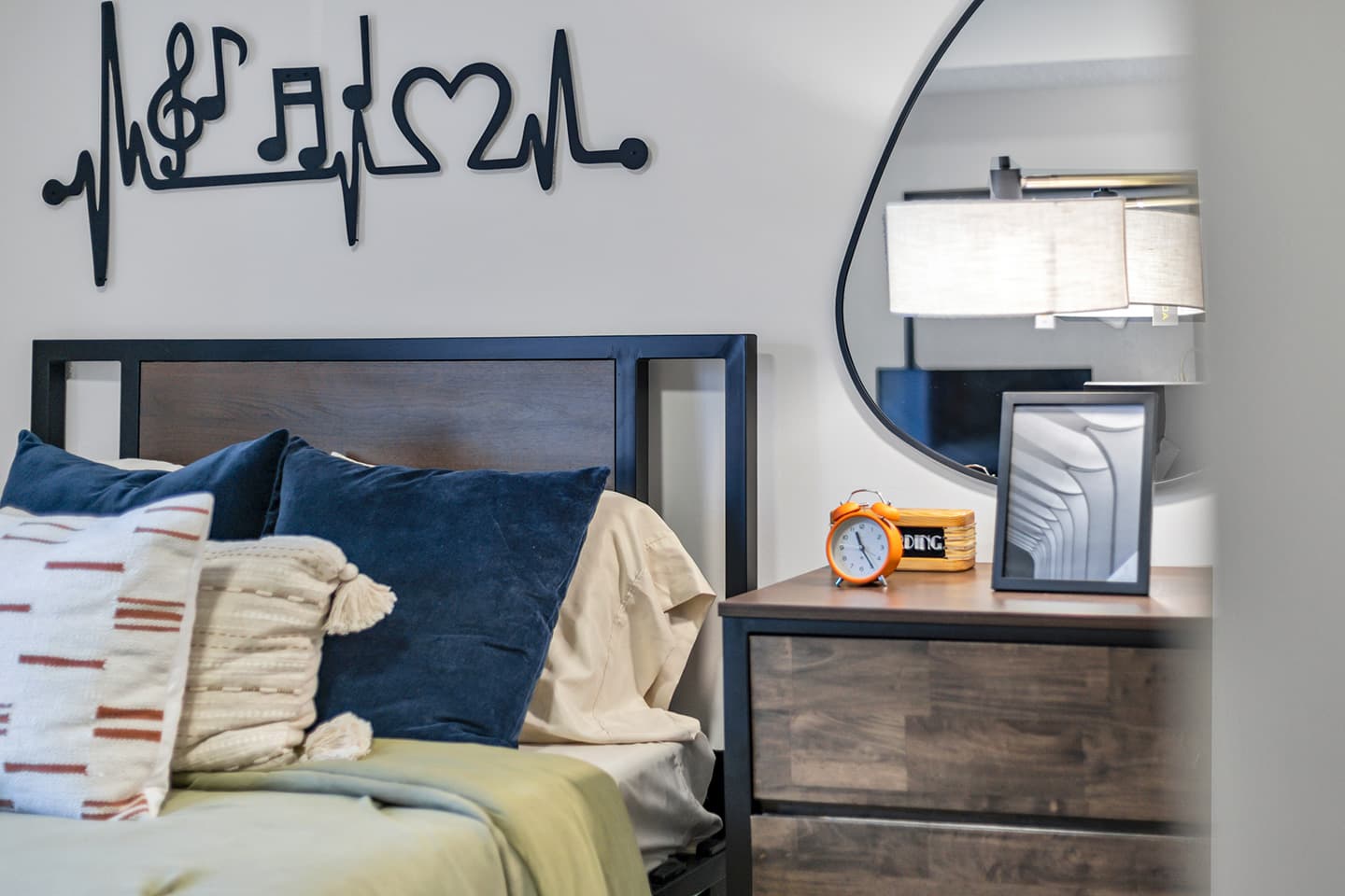 37-Enclave-425—Model—Bedroom-(27)